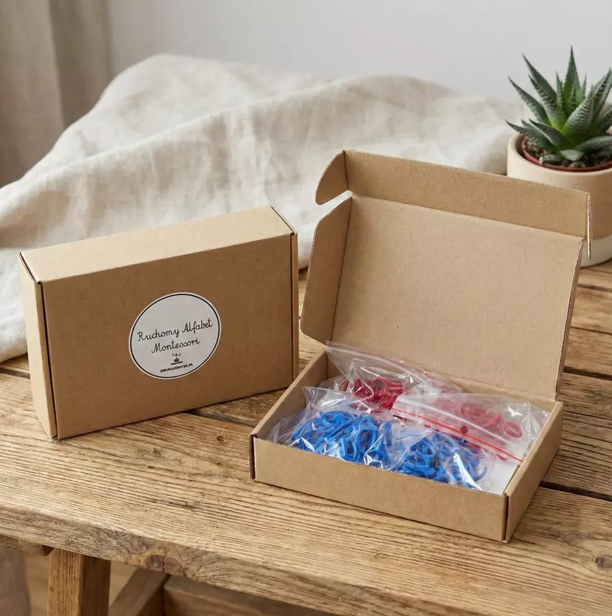 Zawartość pudełka z literami Montessori